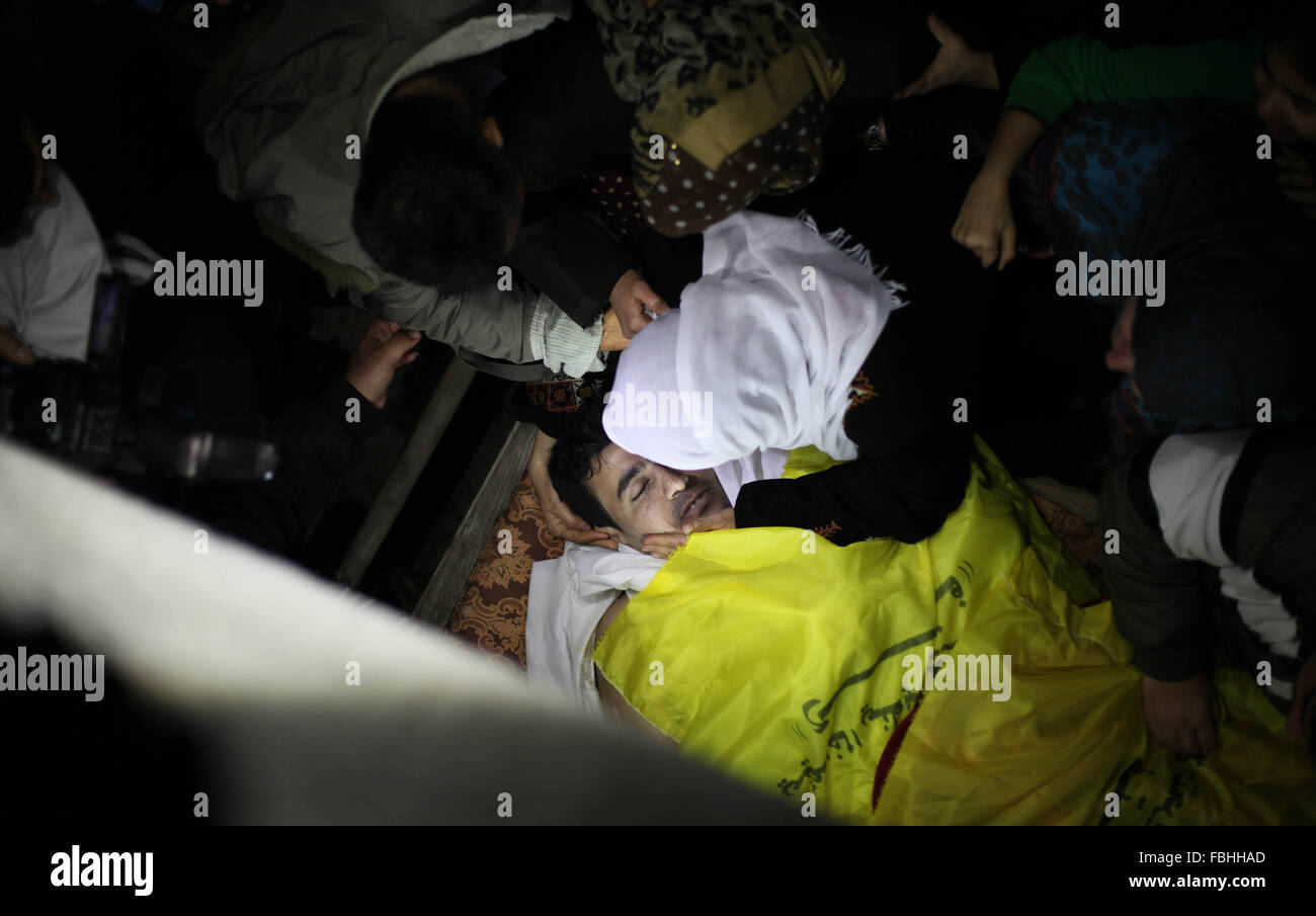 Gaza, Palästina. 16. Januar 2016. Palästinensische Körper von Mohammed Qita während seiner Beerdigung in Khan Younis im südlichen Gazastreifen. © Ramadan El-Agha/Alamy Live-Nachrichten Stockfoto