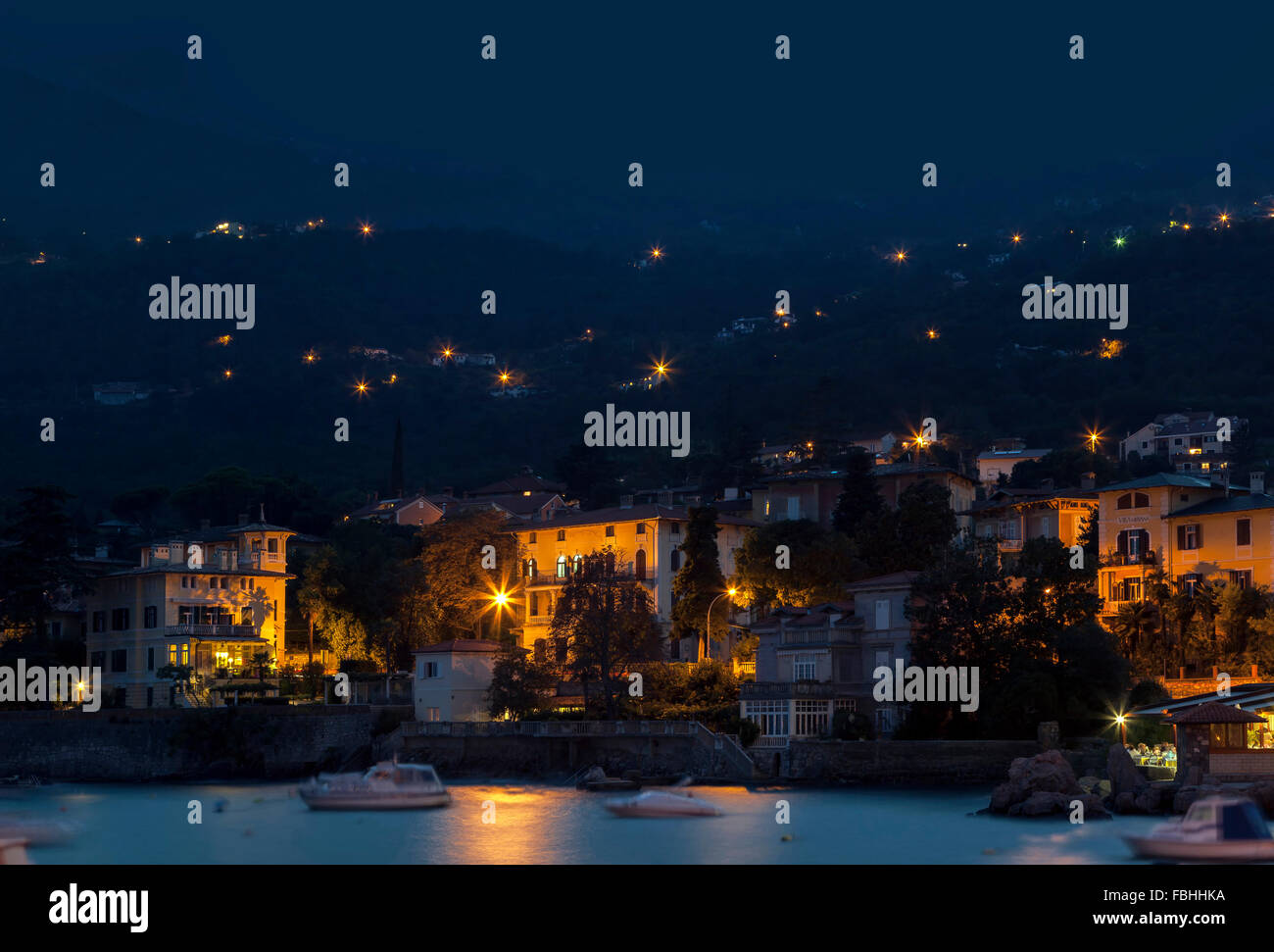 Nachtaufnahme von Lovran, Kroatien Stockfoto