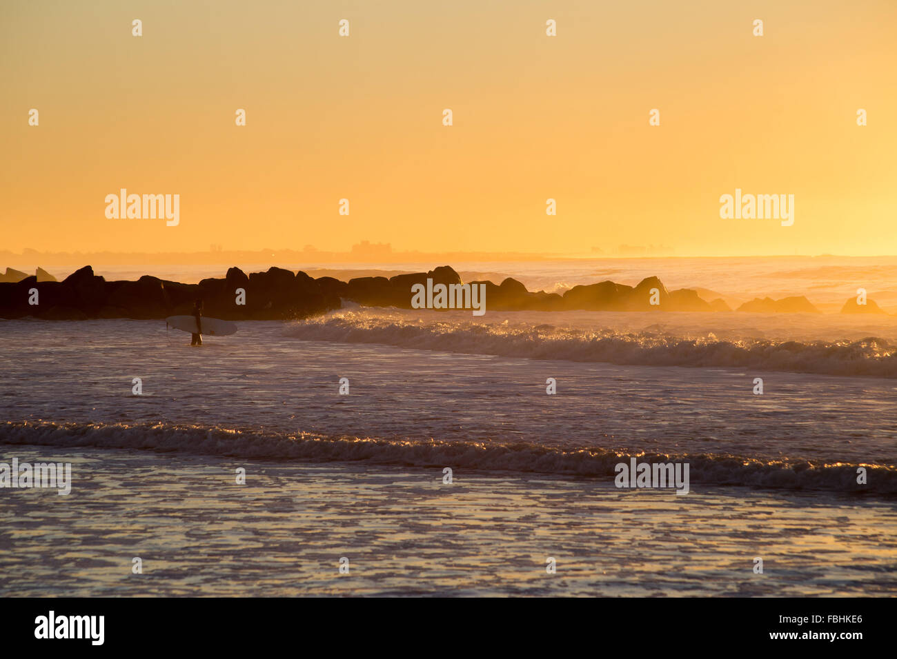 Am frühen Morgen Surfsession in Rockaway Strand, Königinnen, New York. Fotografiert am Oktober 2015. Stockfoto