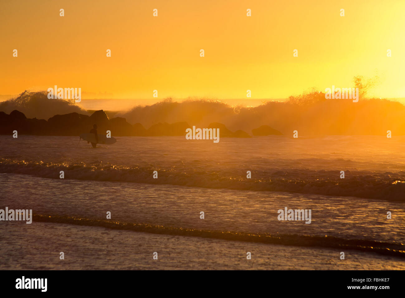 Am frühen Morgen Surfsession in Rockaway Strand, Königinnen, New York. Fotografiert am Oktober 2015. Stockfoto
