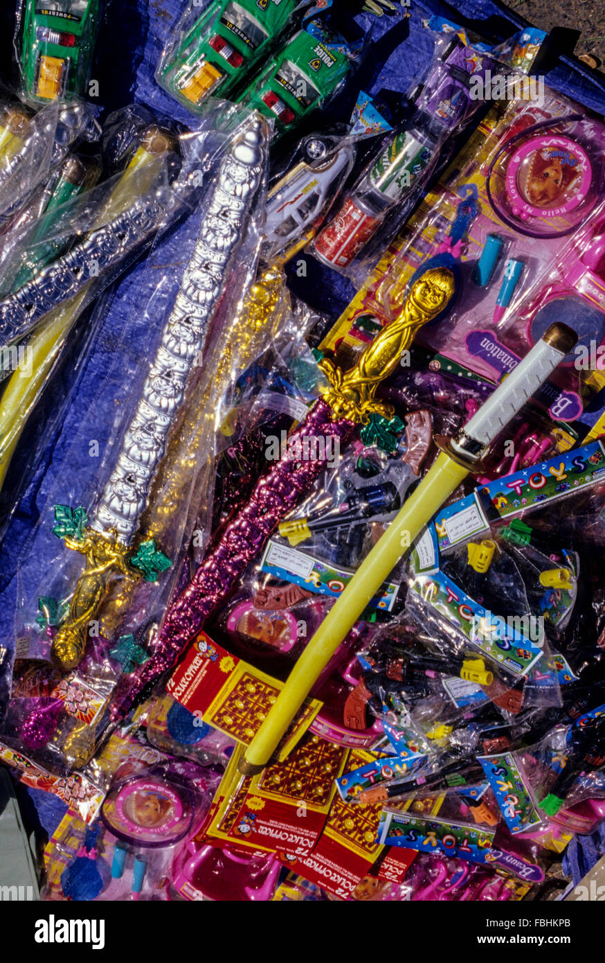 Mudhaireb (Mudayrib), Oman.  Eid-Spielzeug und Schmuck für Kinder. Stockfoto