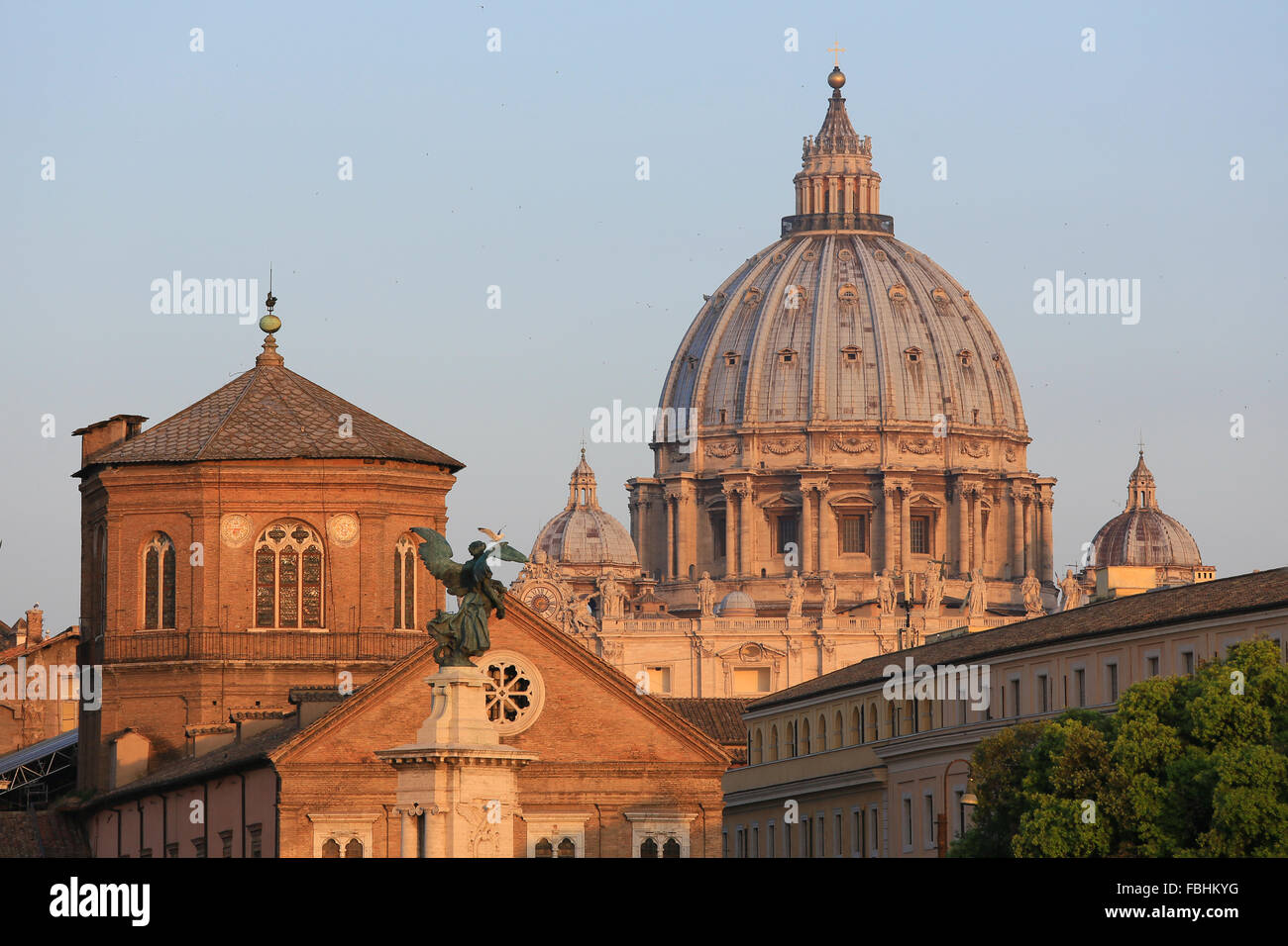 Kuppel der Basilika St. Peter bei Sonnenaufgang, Vatikanstadt, Rom, Italien. Stockfoto