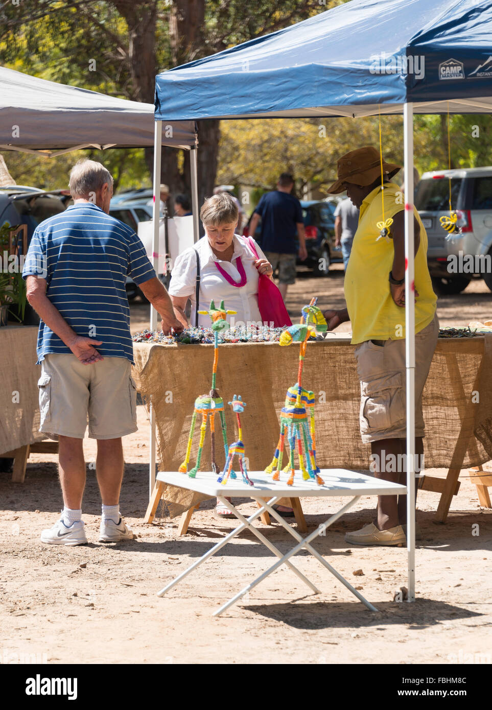 Paar am Samstag Dorfmarkt, Huguenot Rd, Franschhoek, Cape Winelands District, Provinz Western Cape, Südafrika Stockfoto