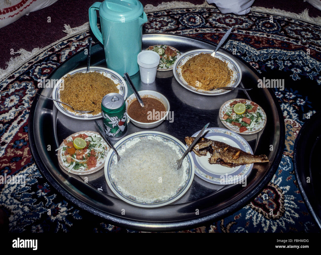 Nizwa, Oman.  Mittagessen: Fisch mit Reis, Garnelen mit Reis, Reis und Sauce. Stockfoto