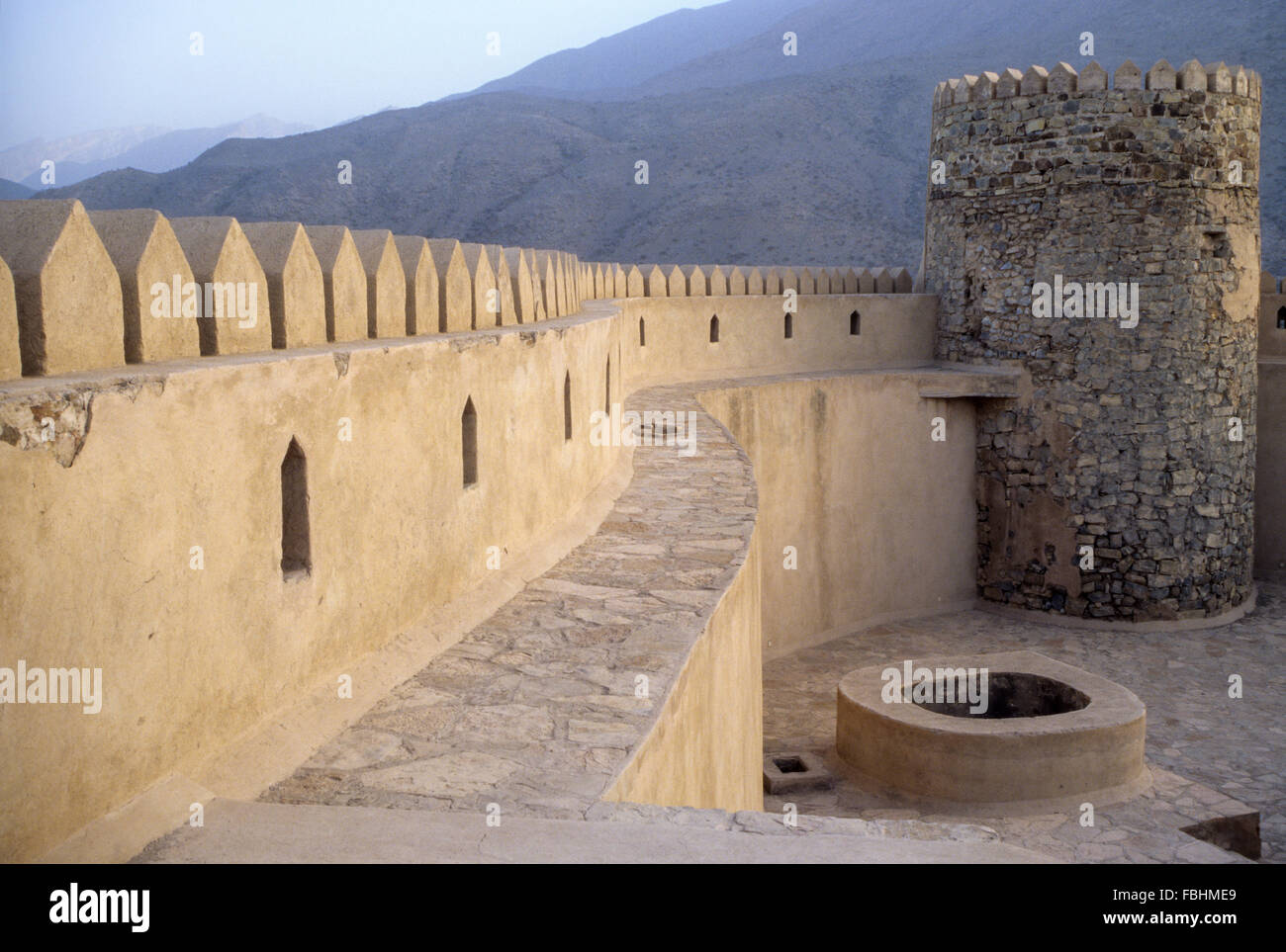 Rustaq, Oman.  Brüstung entlang der Wand, inneren Hof. Stockfoto