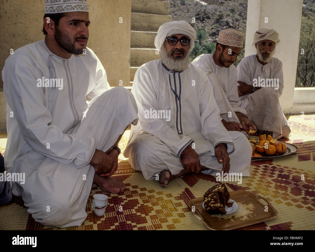 Wadi Bani Kharus, Oman.  Arabische Gastfreundschaft: Kaffee, Halwa (Süßigkeiten) und Orangen für einen Gast, der Fotograf. Stockfoto