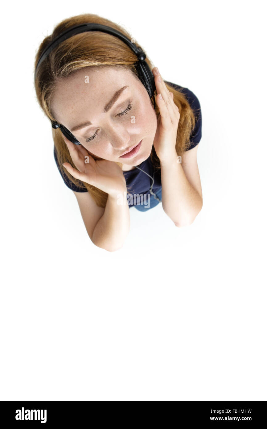 Musikhören mit Kopfhörer auf Frau Stockfoto