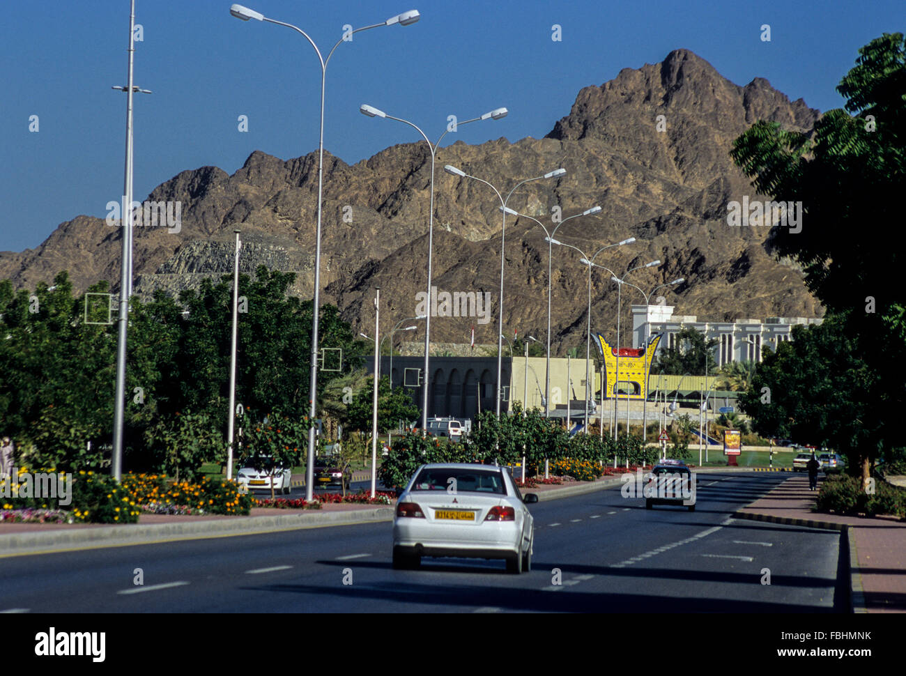 Ruwi, Oman.  Majmar (Weihrauch-Brenner) Replikat in einen Kreisverkehr. Stockfoto