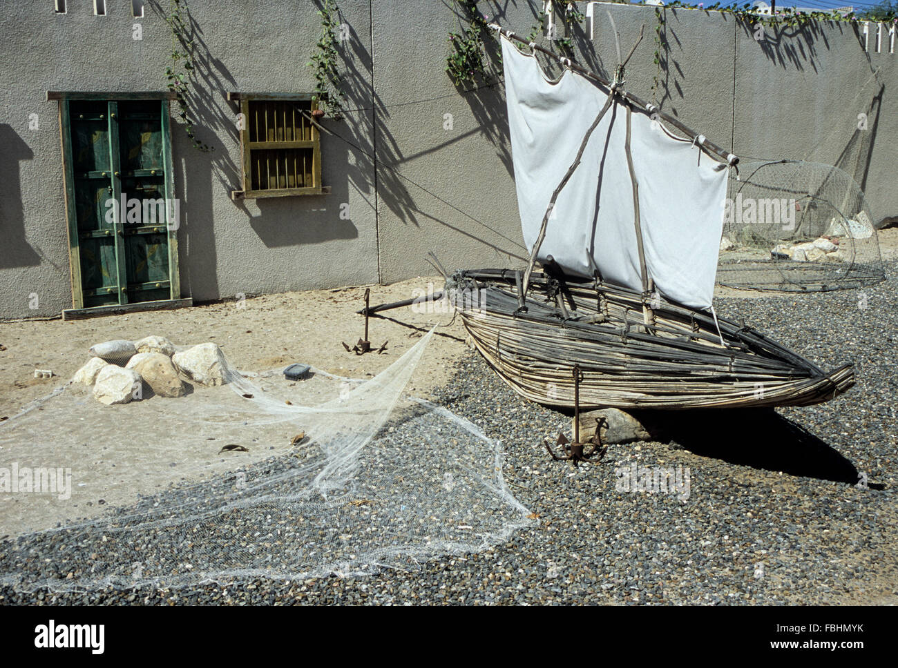 Muscat, Oman.  Ein Shaasha oder Sashah, machte ein Fischerboot der Stiel von der Dattelpalme Wedel (Barusti).  Bait al Zubair Museum. Stockfoto