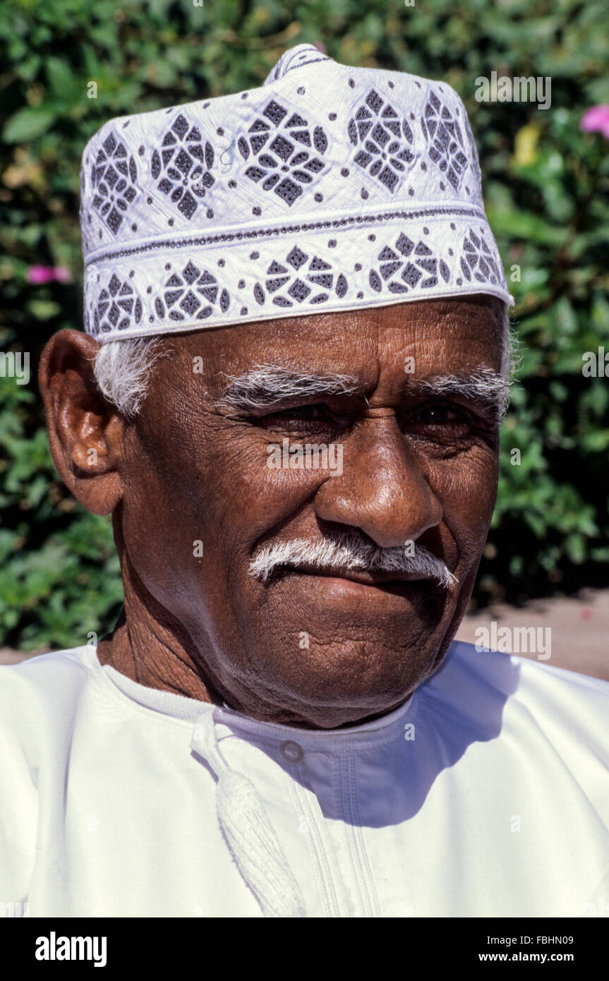 Muscat, Oman.  Mann mittleren Alters ein Kuma, den traditionellen omanischen Hut tragen. Stockfoto