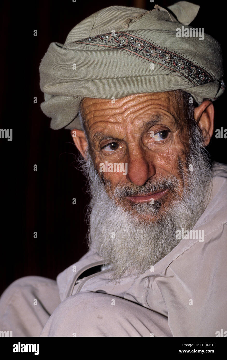 Muscat, Oman.  Alter Mann tragen traditionelle omanische Msarr. Stockfoto