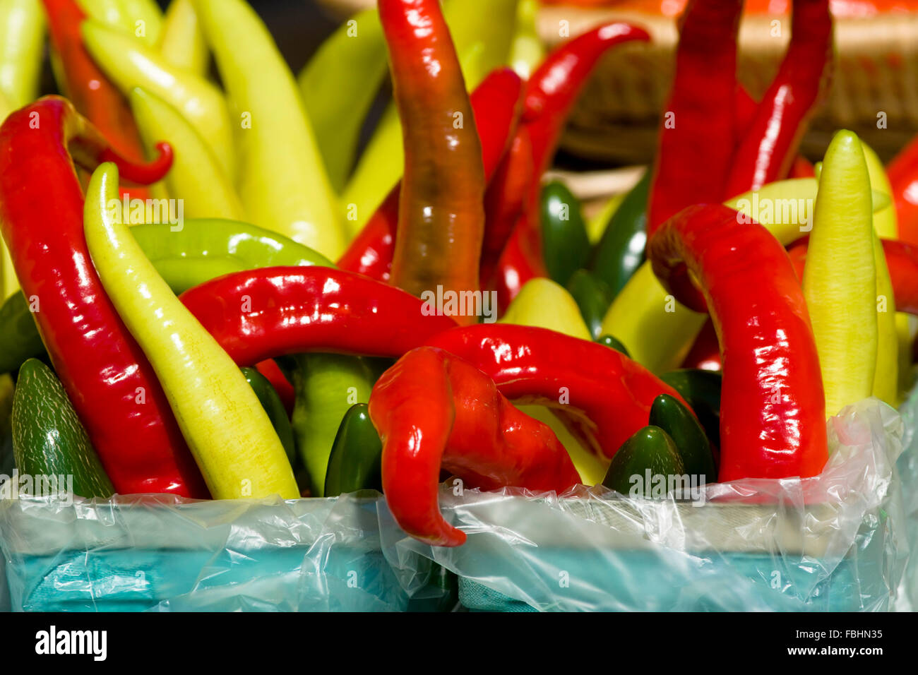 Eine Vielzahl von Peperoni zum Verkauf an einen örtlichen Bauernmarkt. Stockfoto