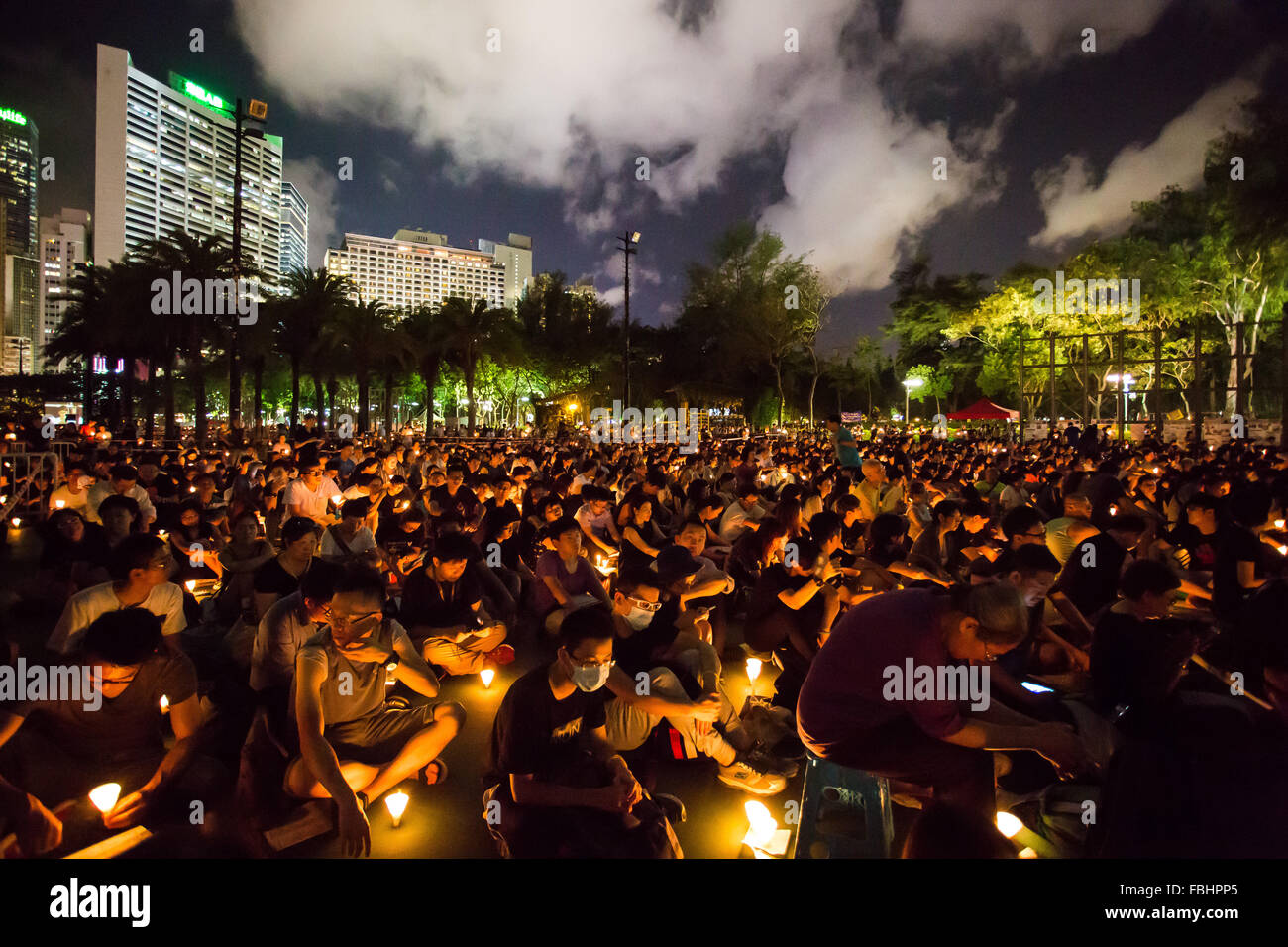 HONG KONG, JUN 4: Menschen begleiten Sie die Denkmäler für die Proteste der Tiananmen-Platz 1989 im Victoria Park auf 4. Juni 2015. Laut Stockfoto
