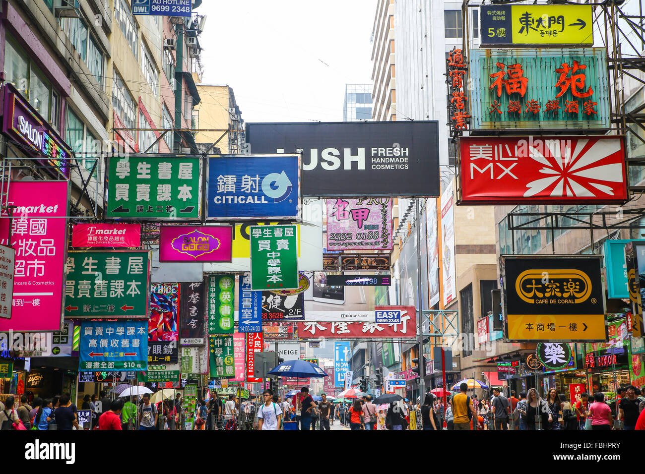 HONG KONG - 24.Mai: Massen an Mongkok am 24. Mai 2015 in Hong Kong, China. Stockfoto