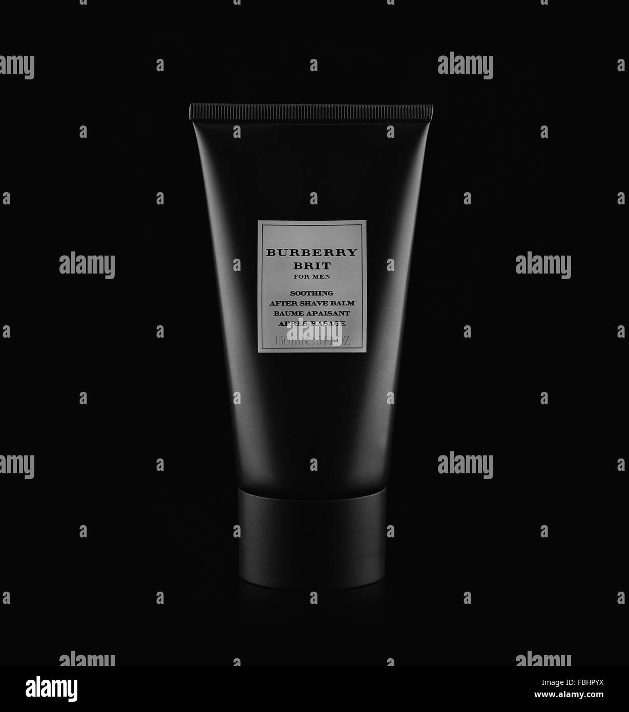 Burberry Brit for Men nach Shave Balsam auf schwarzem Hintergrund Stockfoto