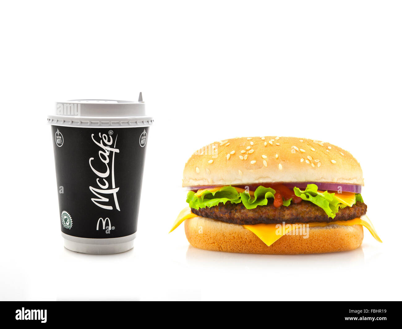 McDonalds McCafe Kaffee mit Cheeseburger auf weißem Hintergrund Stockfoto