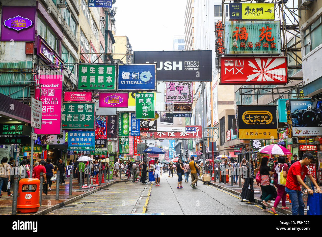 HONG KONG - 24.Mai: Massen an Mongkok am 24. Mai 2015 in Hong Kong, China. Mongkok Kowloon ist eines der Banner Ort ich Stockfoto