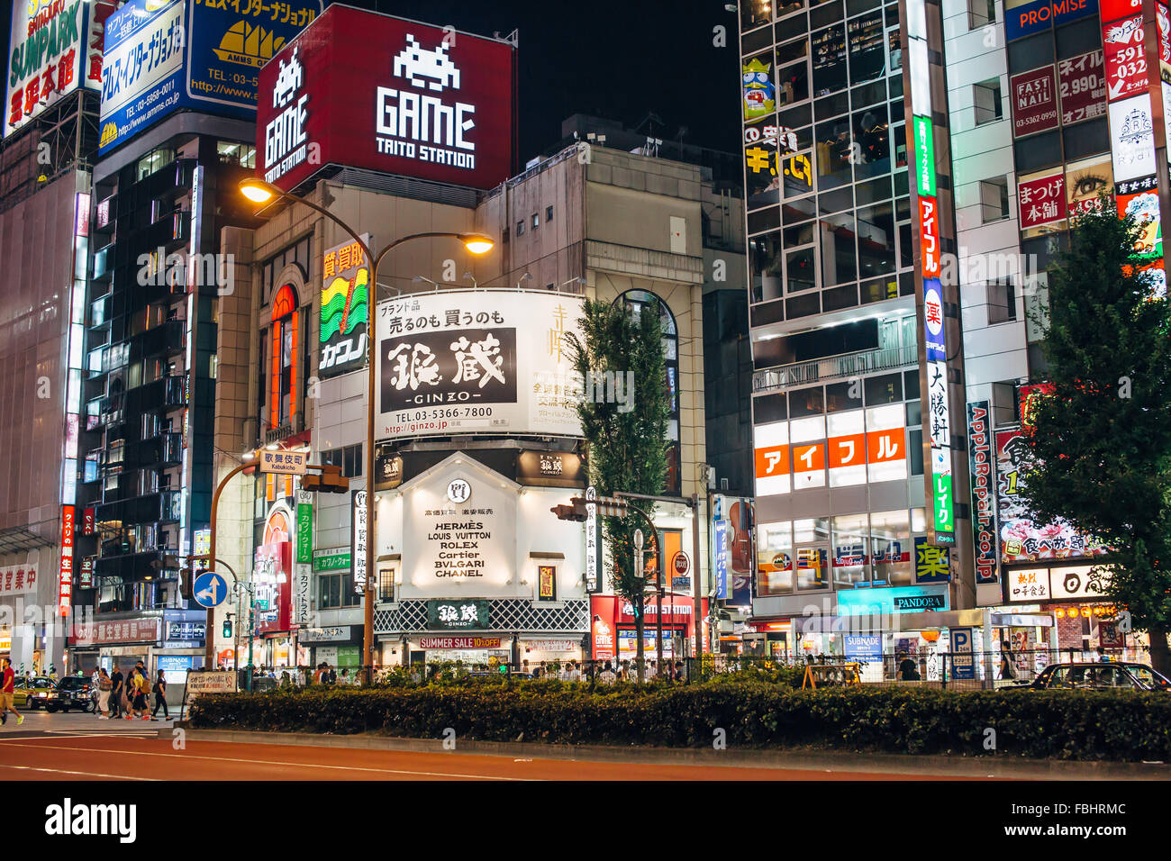 SHINJUKU, Tokio - AUG 4: Street Life in Shinjuku auf Aug 4,2015. Shinjuku ist eine spezielle Station befindet sich in der Metropole Tokio, Japan. Stockfoto