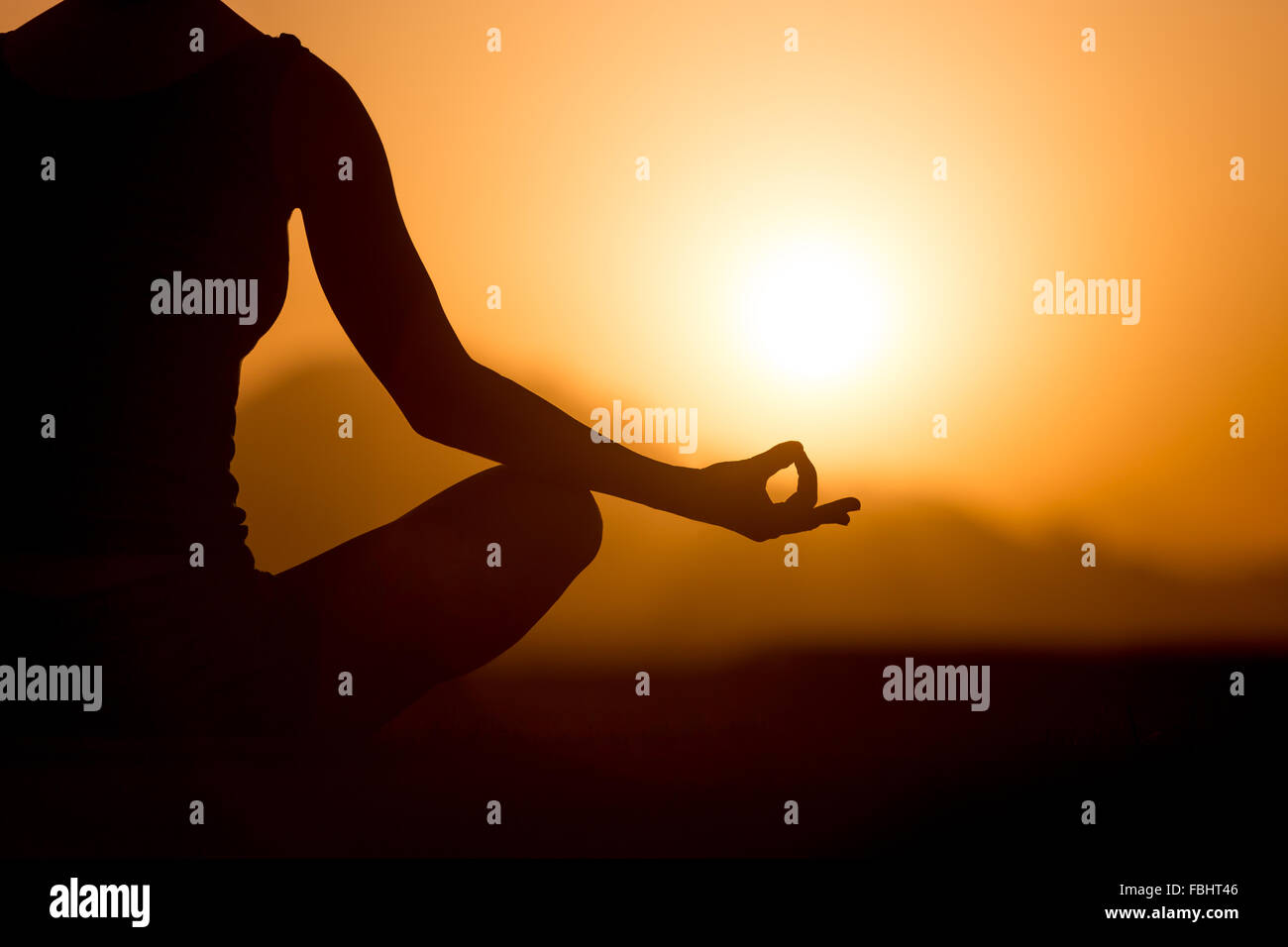 Silhouette der junge Frau sitzt im Schneidersitz mit den Fingern in Yoga Jnana Mudra. Entspannung, Meditation in schönen mountainou Stockfoto