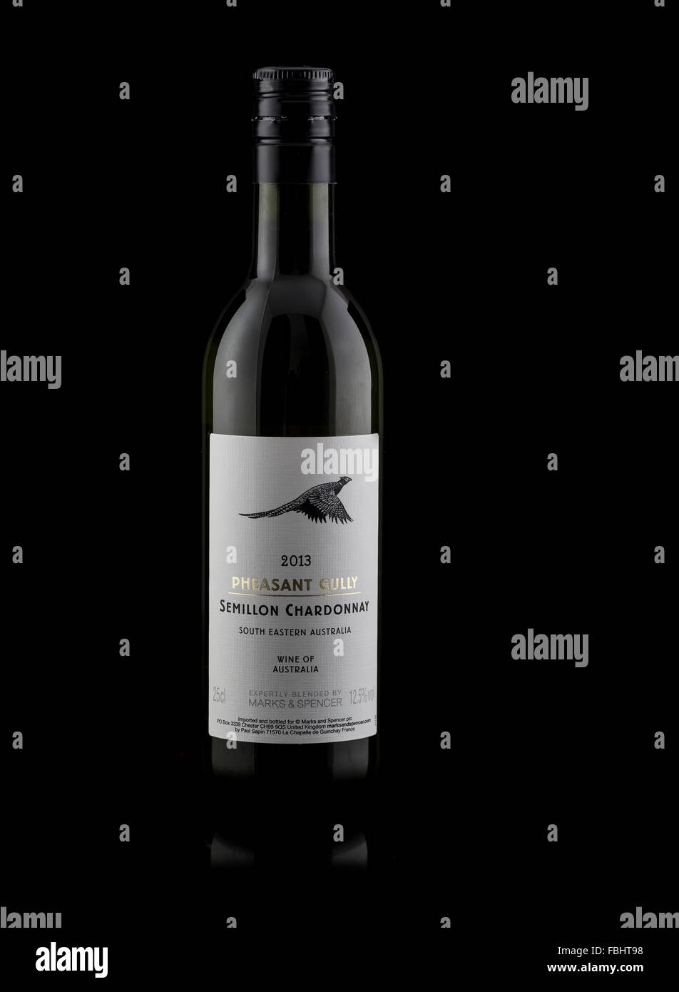 Weinflasche Fasan Gully Semillon Chardonnay aus Australien auf schwarzem Hintergrund Stockfoto