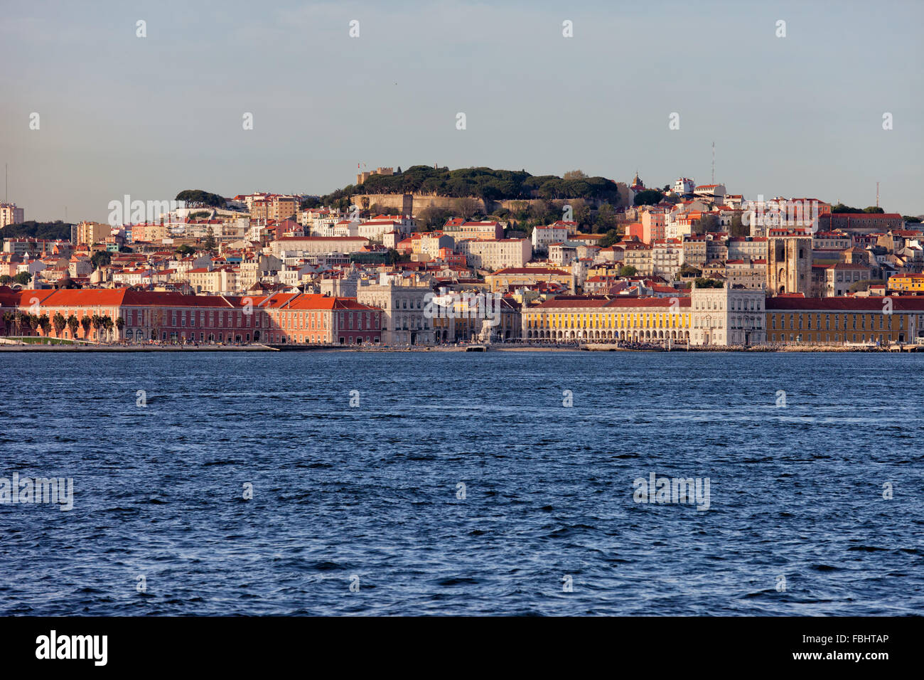 Stadtbild von Lissabon in Portugal, die Skyline der Stadt bei Sonnenuntergang, Blick vom Fluss Tagus Stockfoto