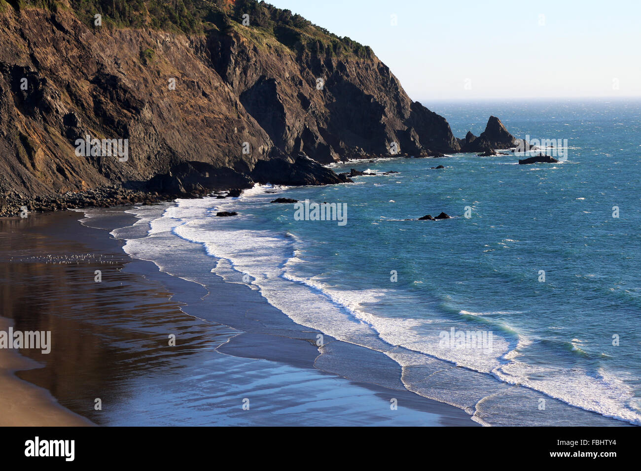 Majestic Pazifikküste: Schichten von Meereswellen an breiten Sandstrand an der Küste-Berge von Kalifornien Stockfoto