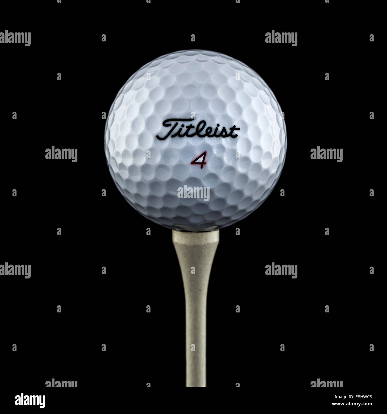 Titleist Golfball auf schwarzem Hintergrund Stockfoto