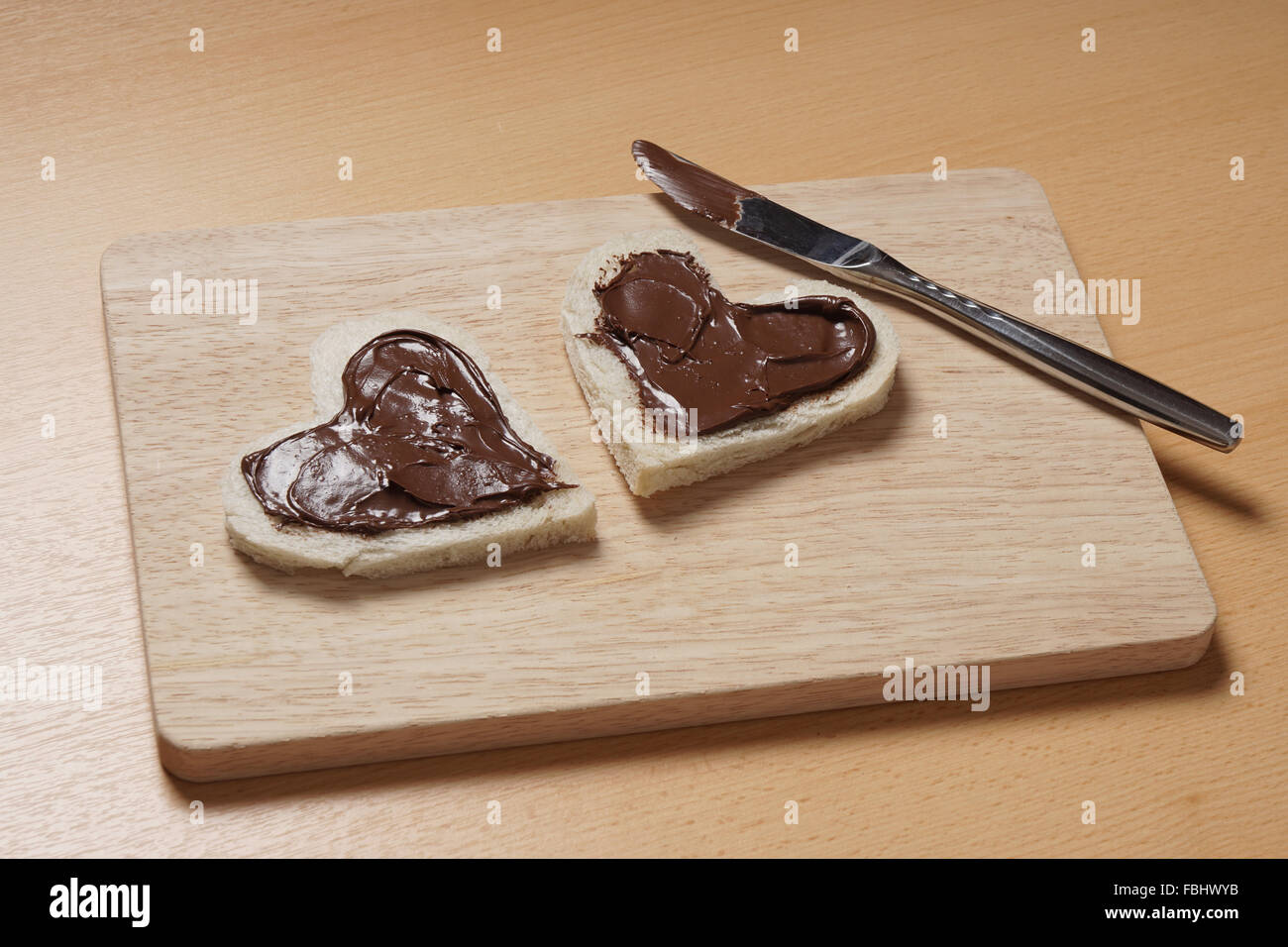 herzförmige Scheiben Toast mit Nutella Stockfoto