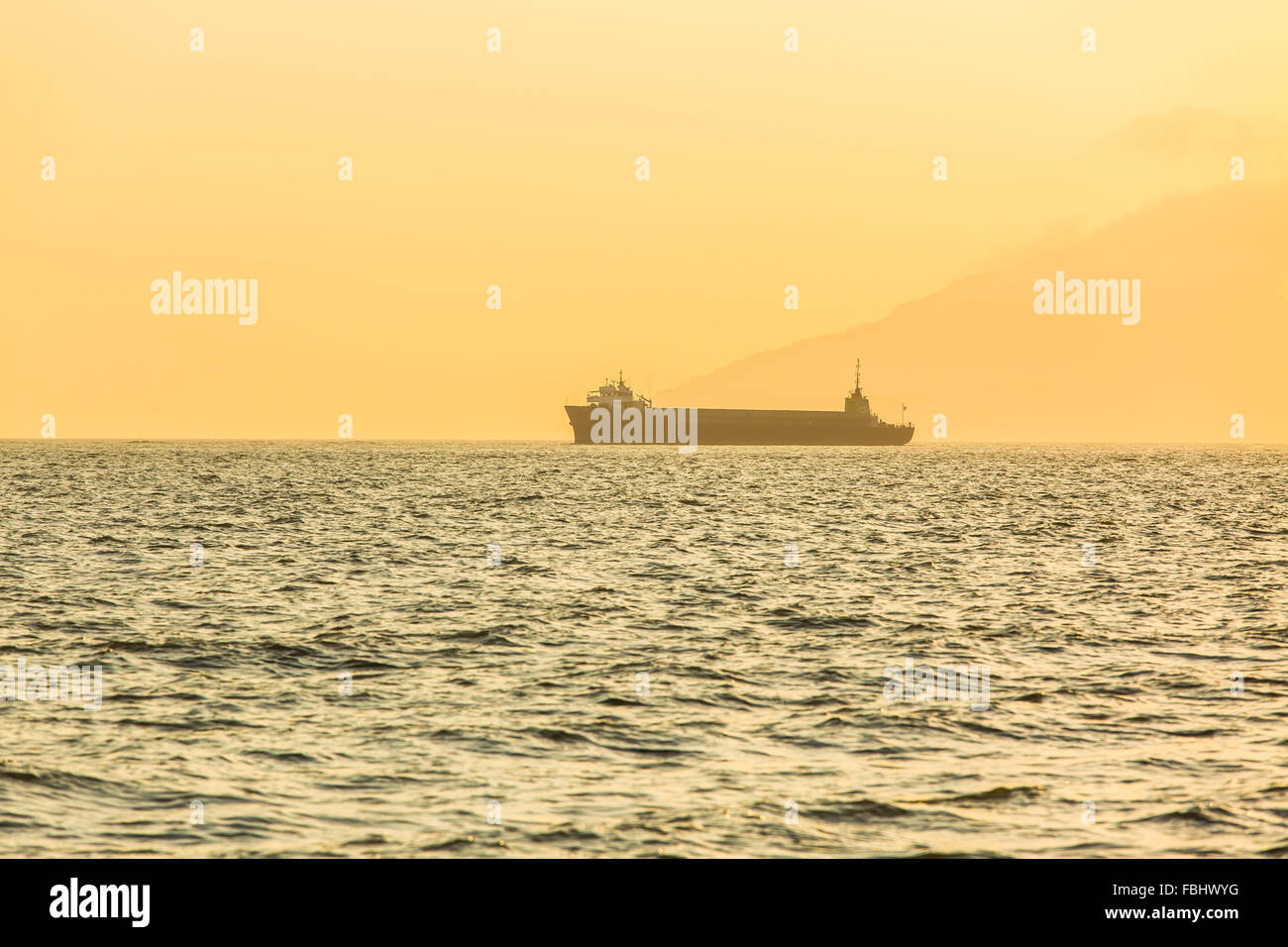 Segelboot bei Sonnenuntergang im Ozean Stockfoto