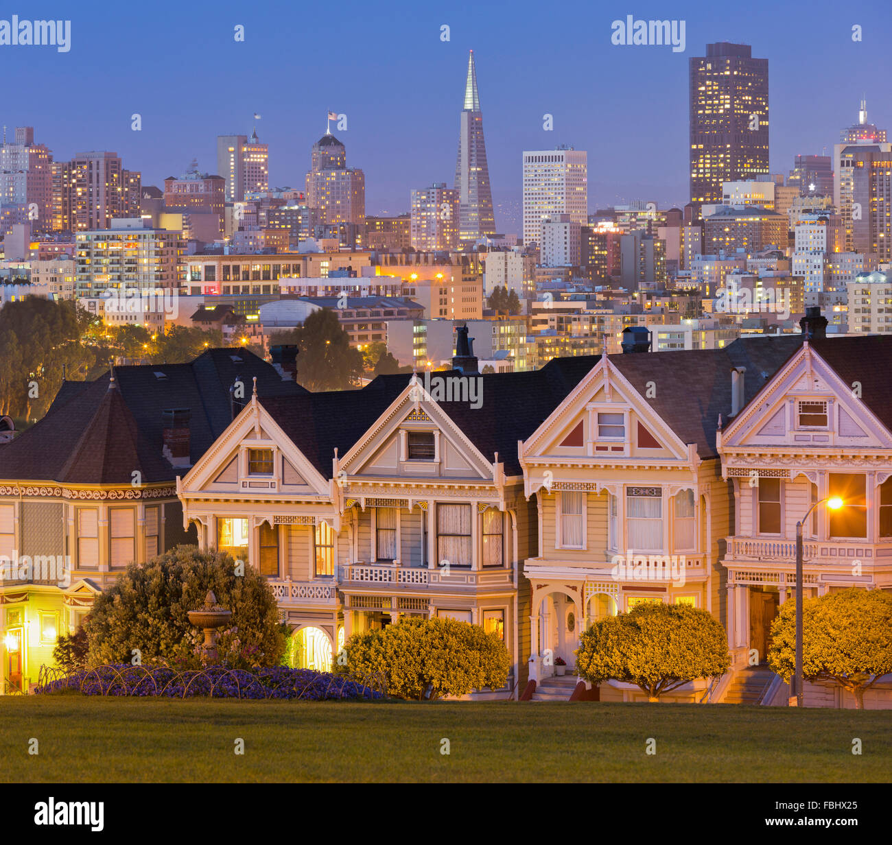 Viktorianische Häuser am Alamo Square, San Francisco, Kalifornien, USA Stockfoto