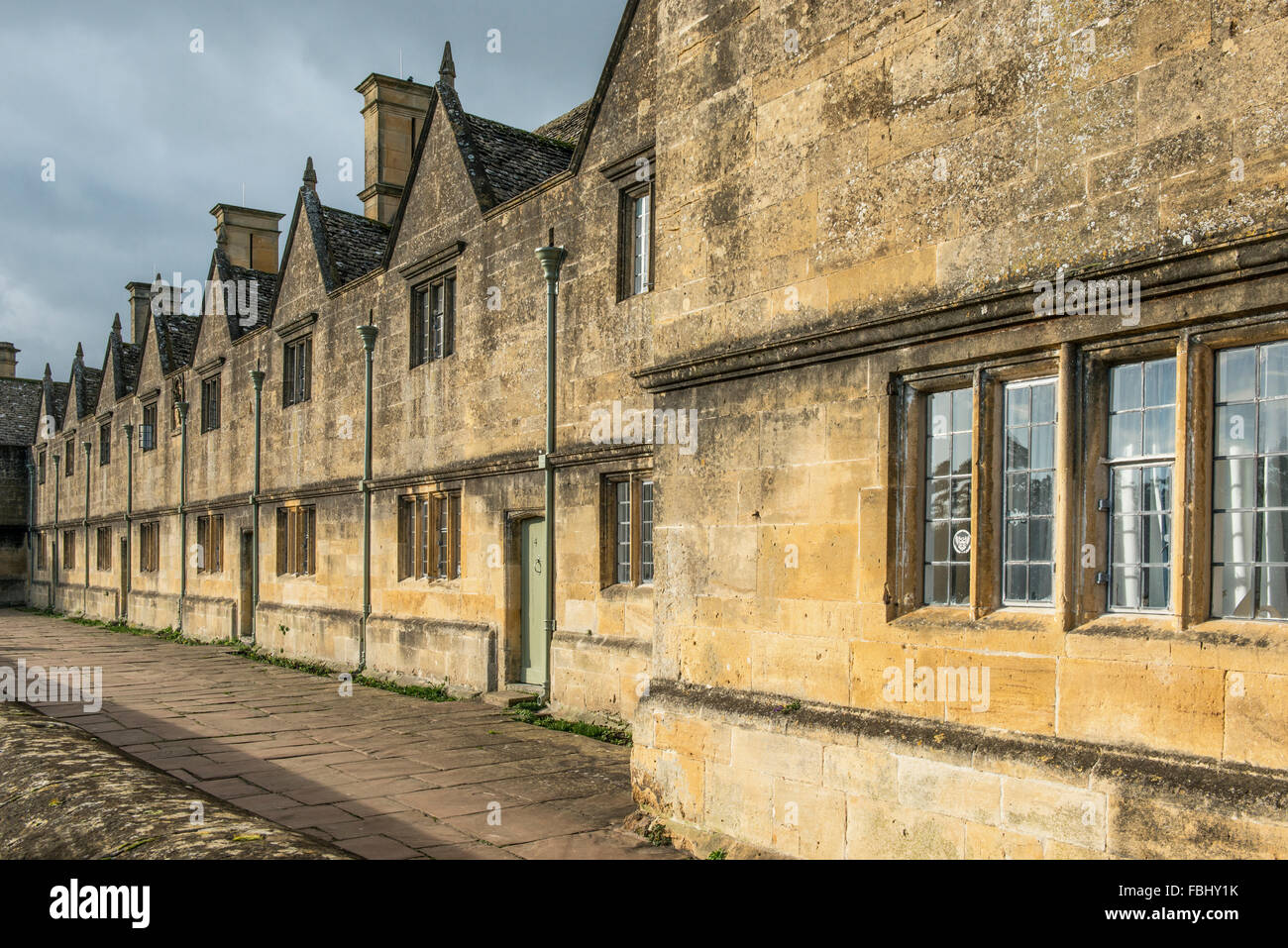 Die armenhäuser in Chipping Campden, Gloucestershire, auf einer sonnigen und hellen Wintertag im Januar. Die Splitterung ist vom alten englischen Wort Markt bedeuten. Stockfoto