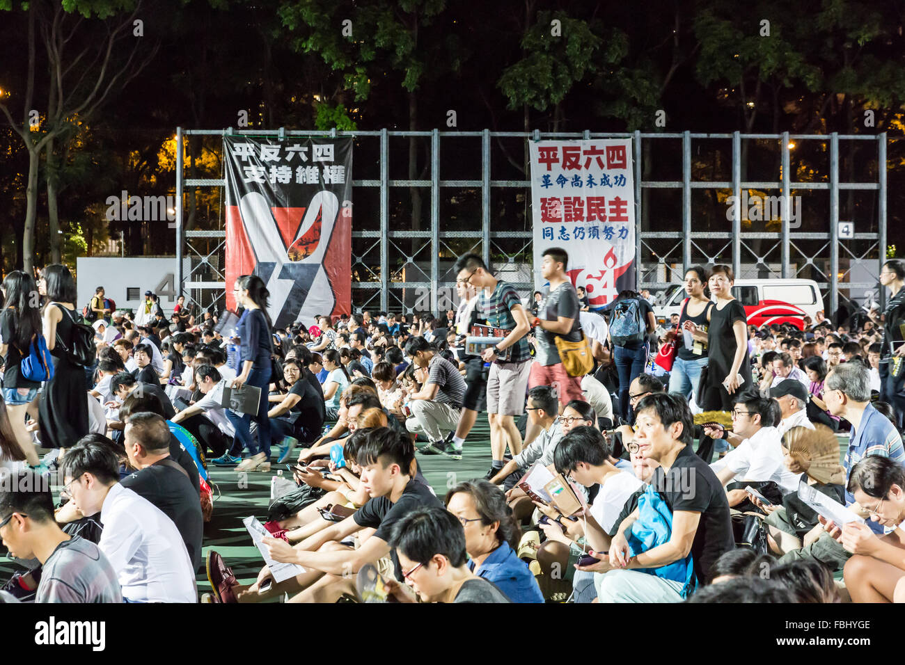 HONG KONG - 4 JUN: Menschen begleiten Sie die Denkmäler für die Proteste der Tiananmen-Platz 1989 im Victoria Park auf 4. Juni 2015. Stockfoto
