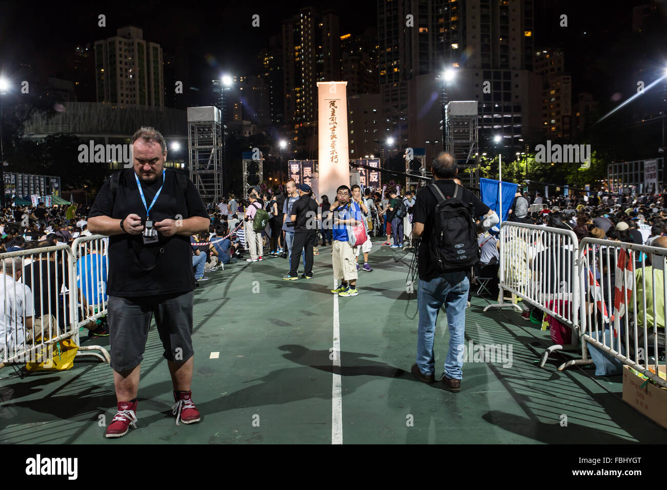 HONG KONG - 4 JUN: Menschen begleiten Sie die Denkmäler für die Proteste der Tiananmen-Platz 1989 im Victoria Park auf 4. Juni 2015. Stockfoto