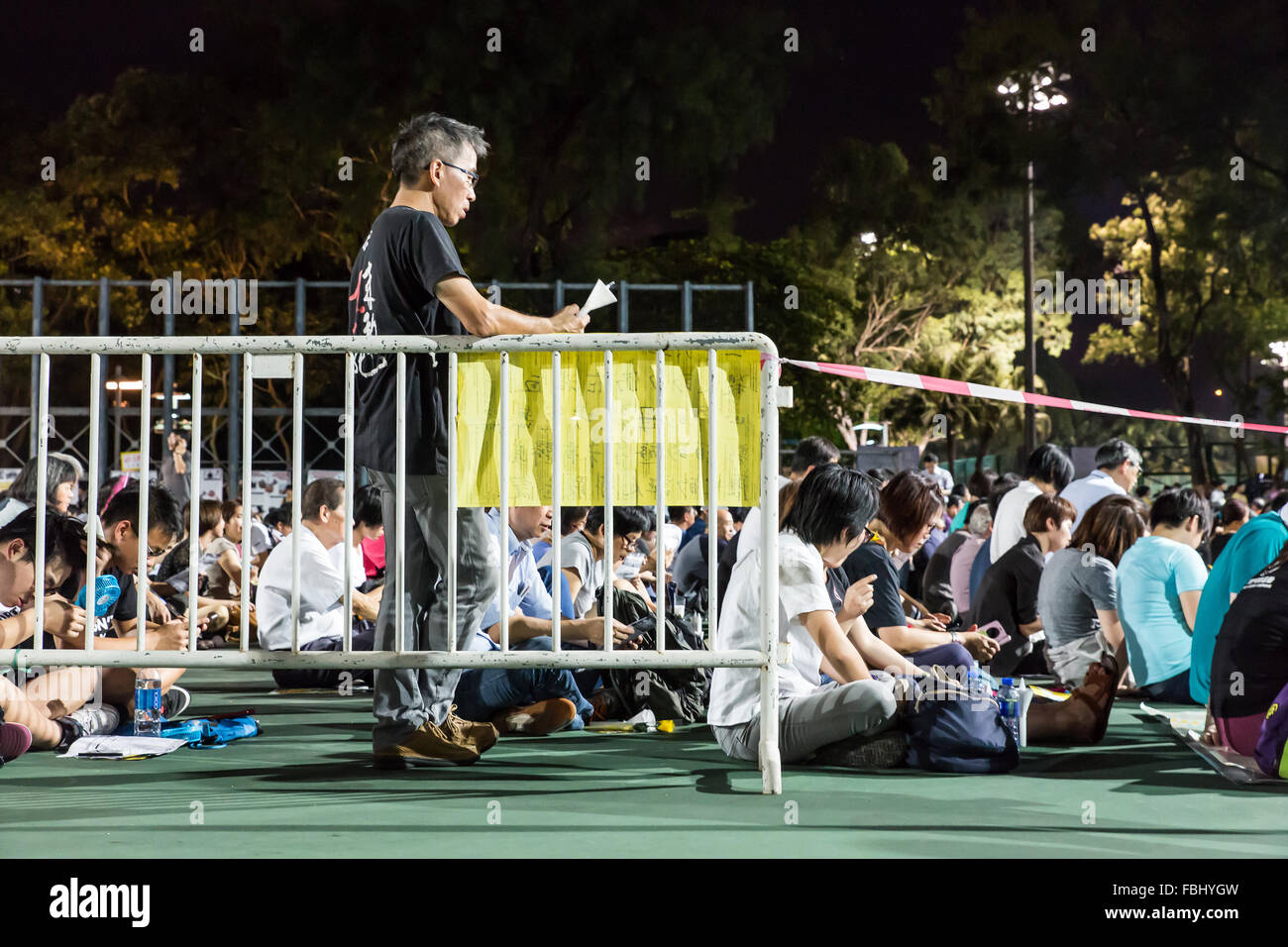 HONG KONG - 4 JUN: Menschen begleiten Sie die Denkmäler für die Proteste der Tiananmen-Platz 1989 im Victoria Park auf 4. Juni 2015. Laut Stockfoto