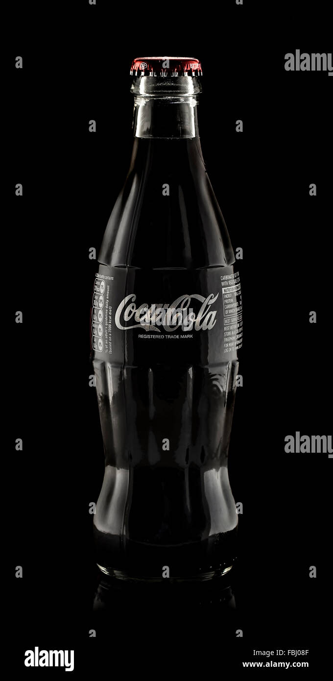 Kalten klassische Cola-Flasche auf einem schwarzen Hintergrund Stockfoto