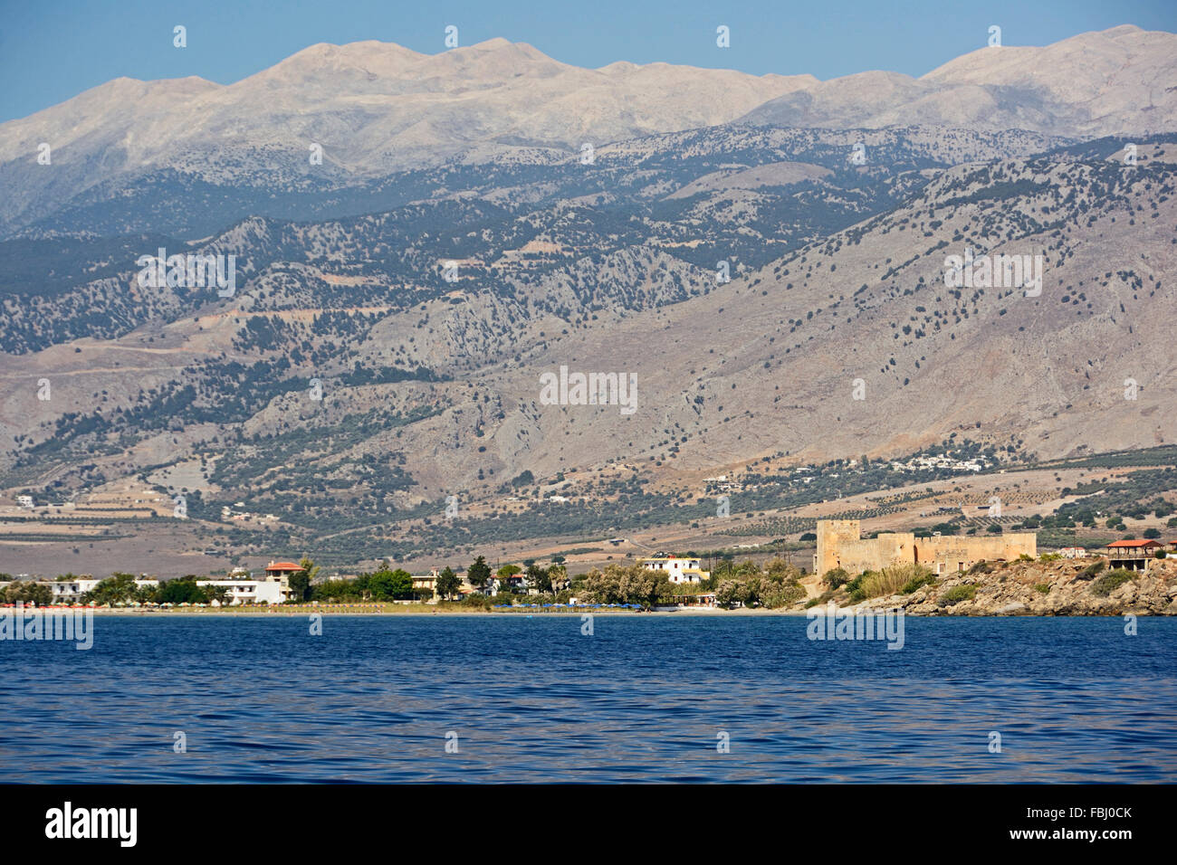 Kreta, weißen Berge mit Frangokastéllo Stockfoto