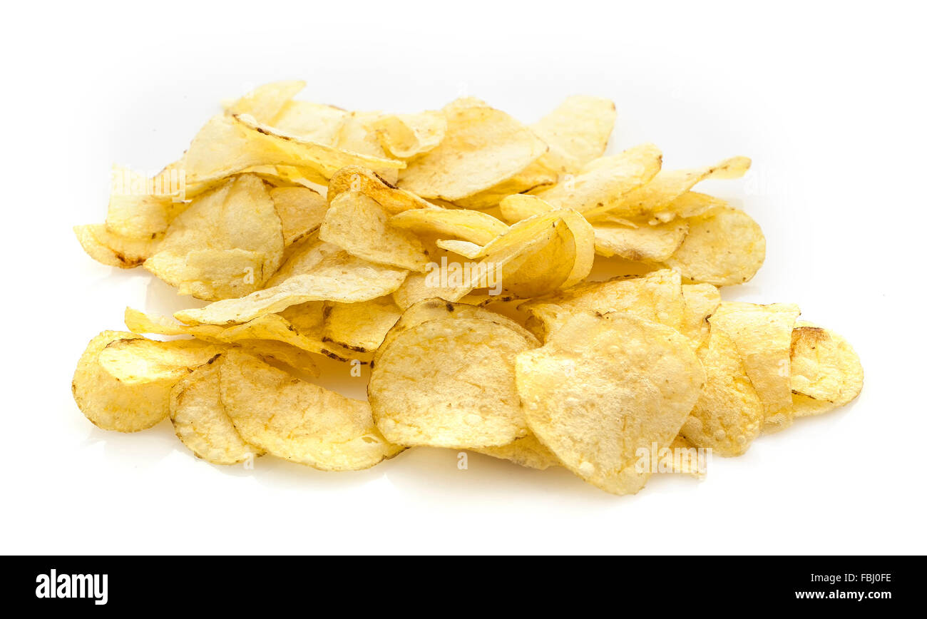 Haufen von Kartoffelchips auf weißem Hintergrund Stockfoto