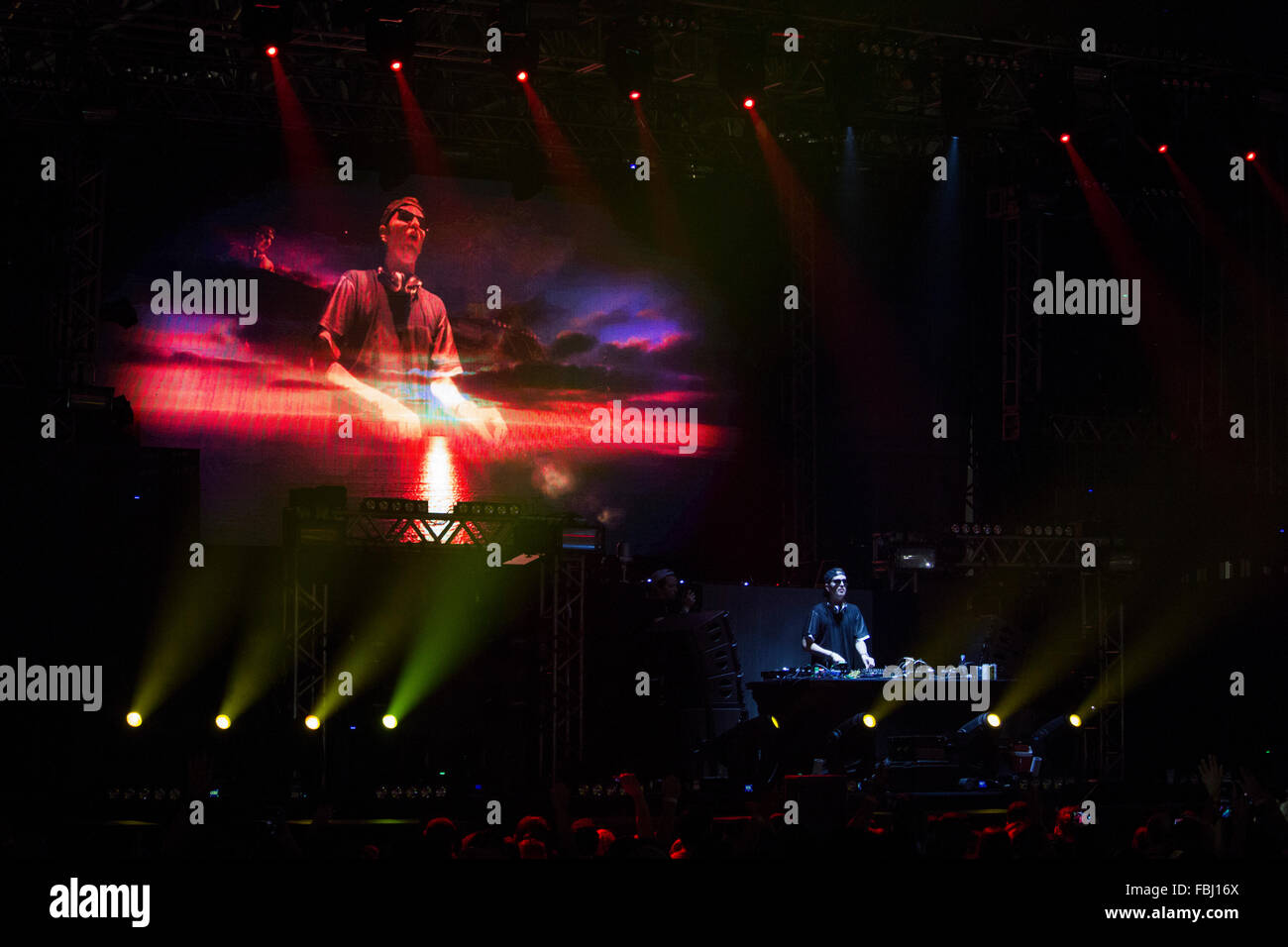 Rio De Janeiro, Brasilien, 16. Januar 2016: The DJ David Guetta erhält DJs Gäste in Rio De Janeiro eine Show für Tausende Fans. Die Veranstaltung fand im Riocentro und unter den Gästen des französischen DJ David Guetta war der deutsche Robin Schulz. Stockfoto