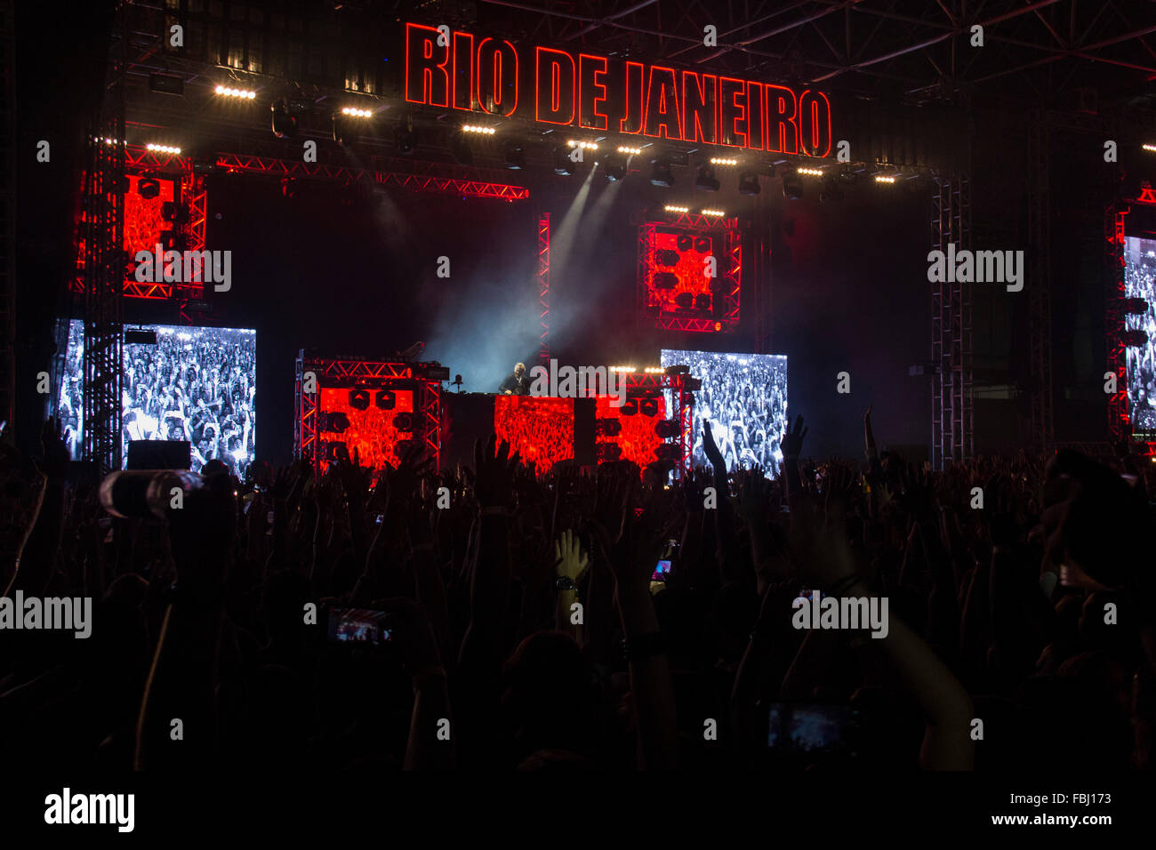 Rio De Janeiro, Brasilien, 16. Januar 2016: The DJ David Guetta erhält DJs Gäste in Rio De Janeiro eine Show für Tausende Fans. Die Veranstaltung fand im Riocentro und unter den Gästen des französischen DJ David Guetta war der deutsche Robin Schulz. Stockfoto