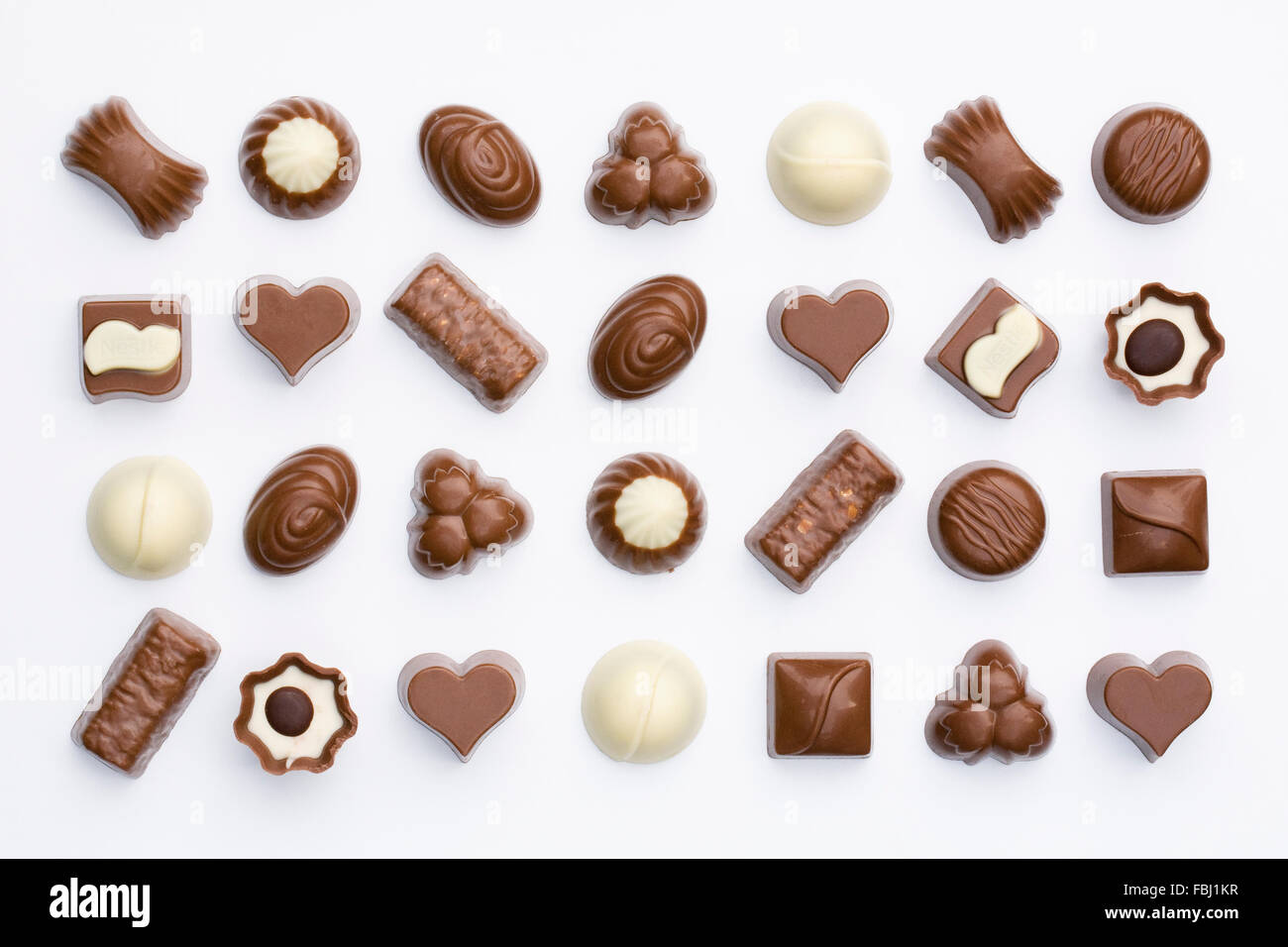 Dunkel, Milch und weißer Schokolade auf einem weißen Hintergrund. Stockfoto