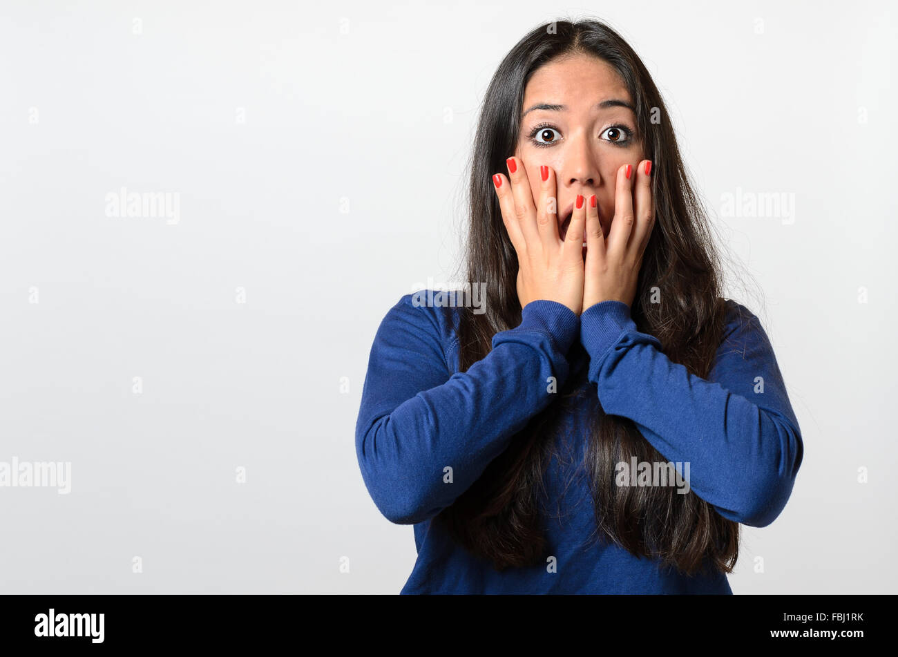 Frau reagiert in Angst und Panik halten ihre Hände auf ihre Wangen wie sie schreit, Oberkörper auf weiß Stockfoto