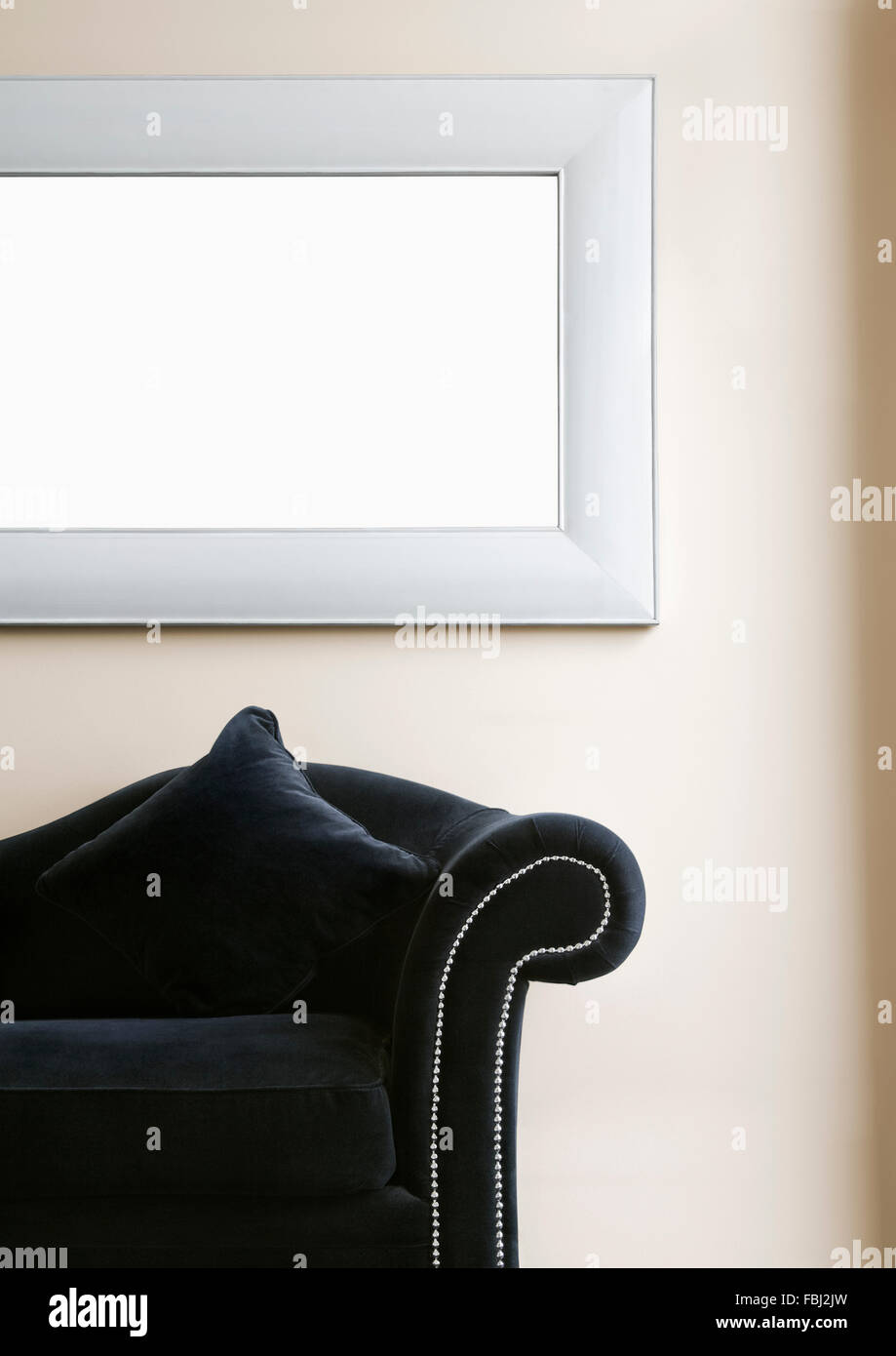 Inneren minimalistische Details. Farbe schwarz Couch und Bild Frame. Beschneidungspfad in Rahmen. Stockfoto