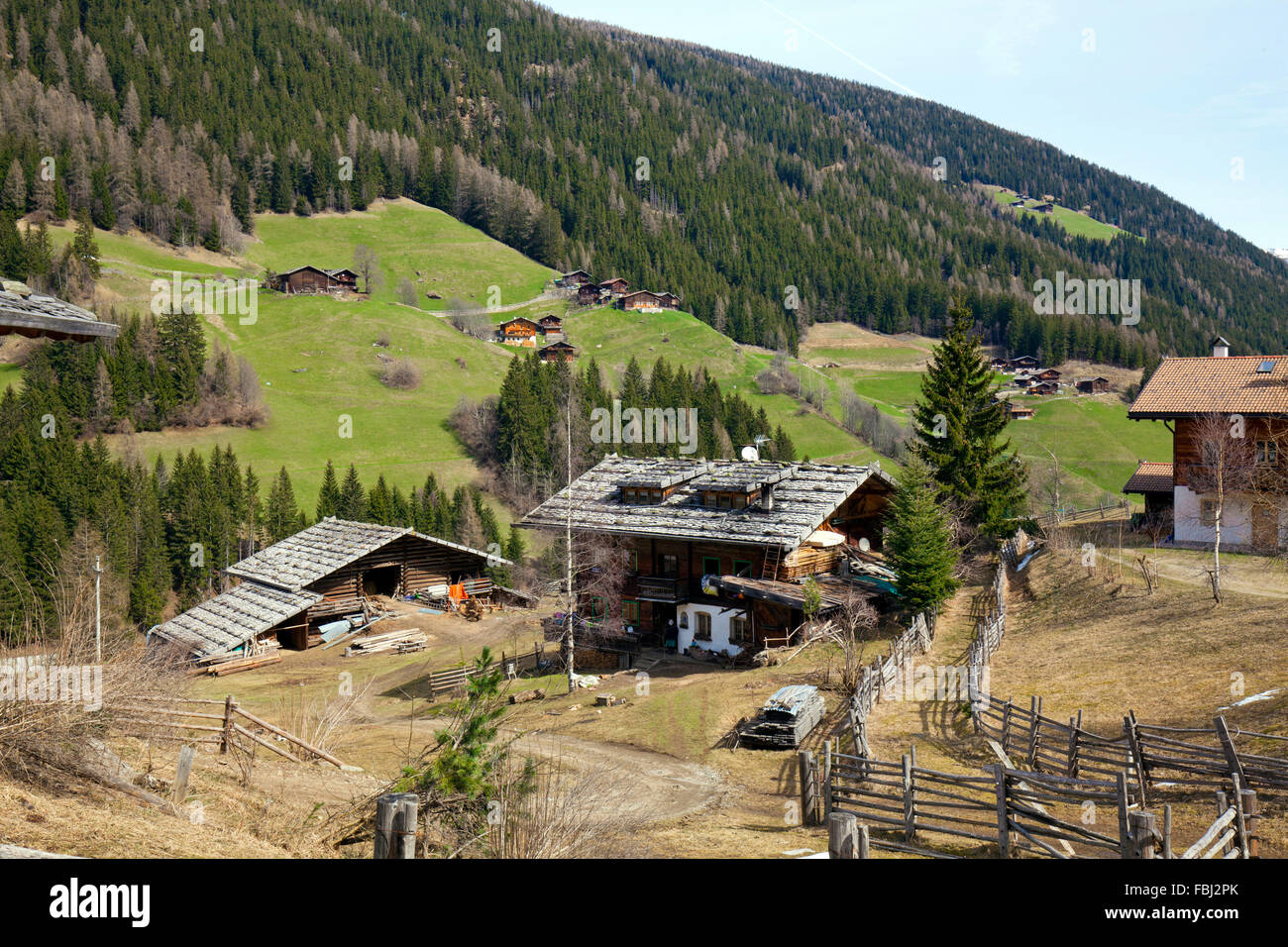 Südtiroler Bergbauernhöfen in der Landschaft Stockfoto