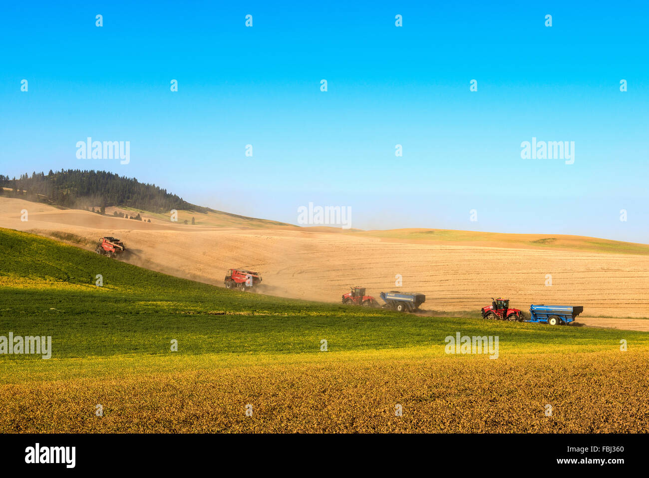 Umzug in ein neues Feld in der Palouse Region Washington Ernte-Ausrüstung Stockfoto