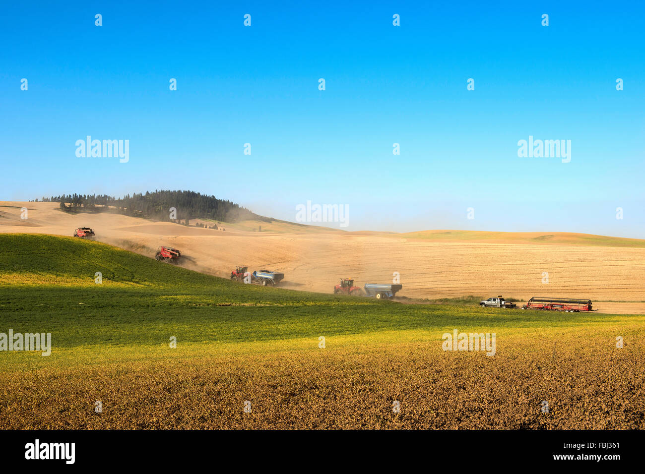 Umzug in ein neues Feld in der Palouse Region Washington Ernte-Ausrüstung Stockfoto