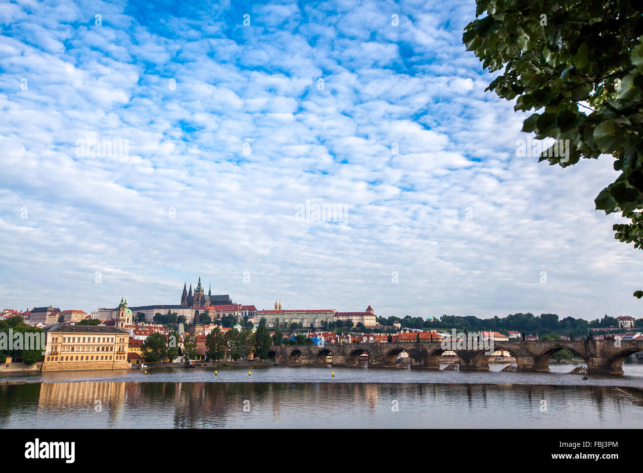 Tourismus und Sehenswürdigkeiten, Blick über bemerkenswerte Sehenswürdigkeit der Prager Karlsbrücke. Gutes Wetter, Sommertag, blauer Himmel, ruhiger Fluss Vlt Stockfoto