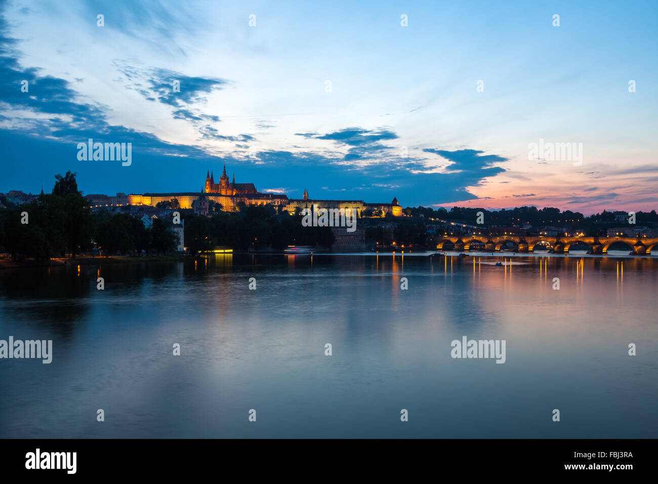 Tourismus und Sehenswürdigkeiten, Blick über bemerkenswerte Anblick der Prager Karlsbrücke und Burgviertel. Gutes Wetter, Sommernacht, ca Stockfoto