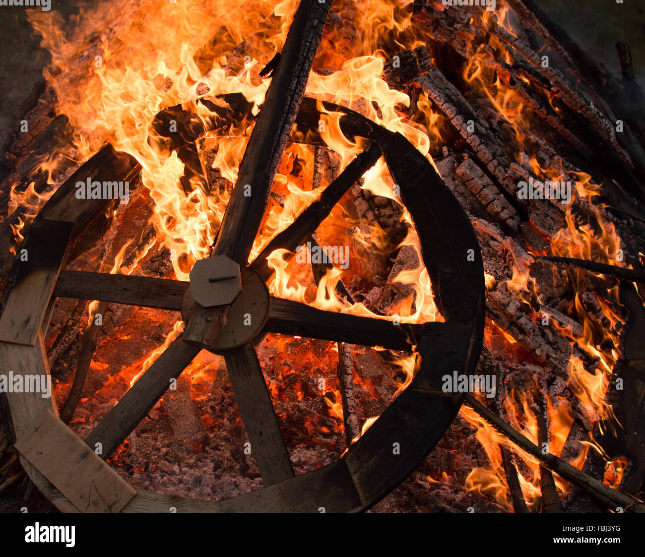 Lagerfeuer-Closeup und brennendes Rad von Christmas carol Stockfoto