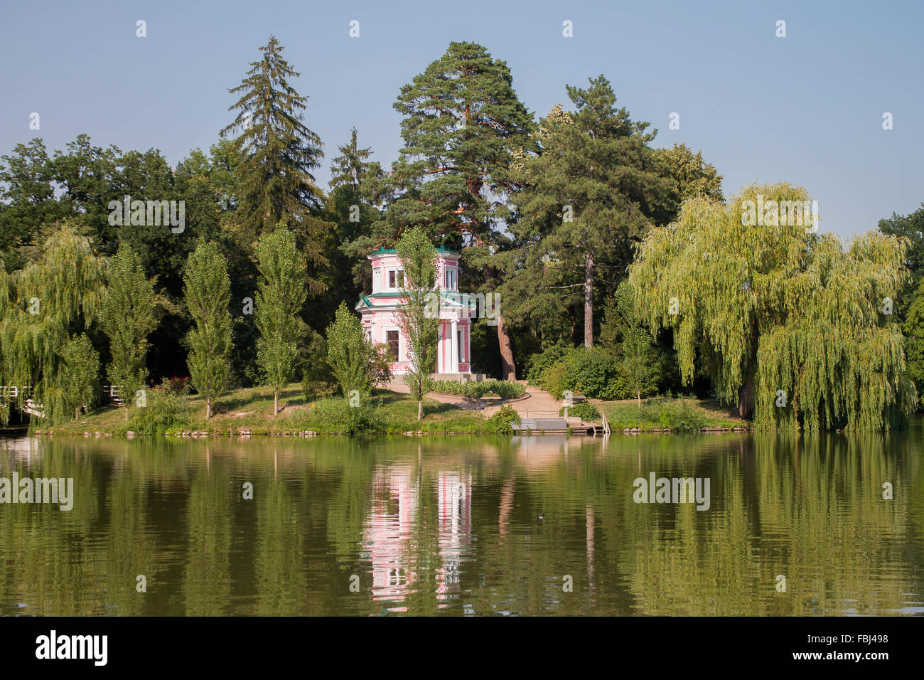 Das rosa Gebäude auf einem Hügel in der Nähe des Sees. Sommer. Stockfoto