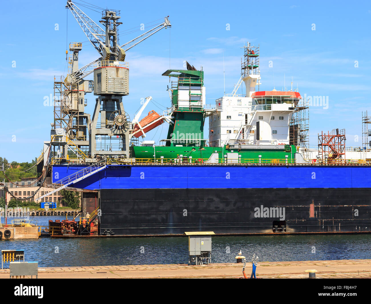 Ein großes Schiff auf dem Trockendock in einer Werft in Gdynia, Polen. Stockfoto